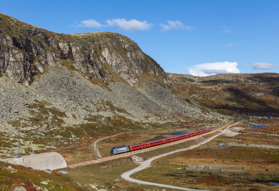 This Regiontog Oslo - Bergen running on the Hardangervidda